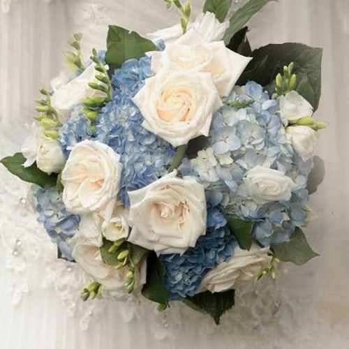 Bouquet of six White roses and Blue Hydrangea