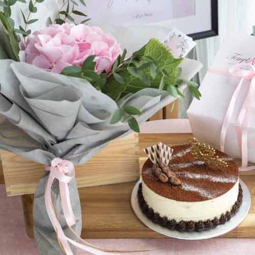 Tiramisu Cake N Pink Hydrangue